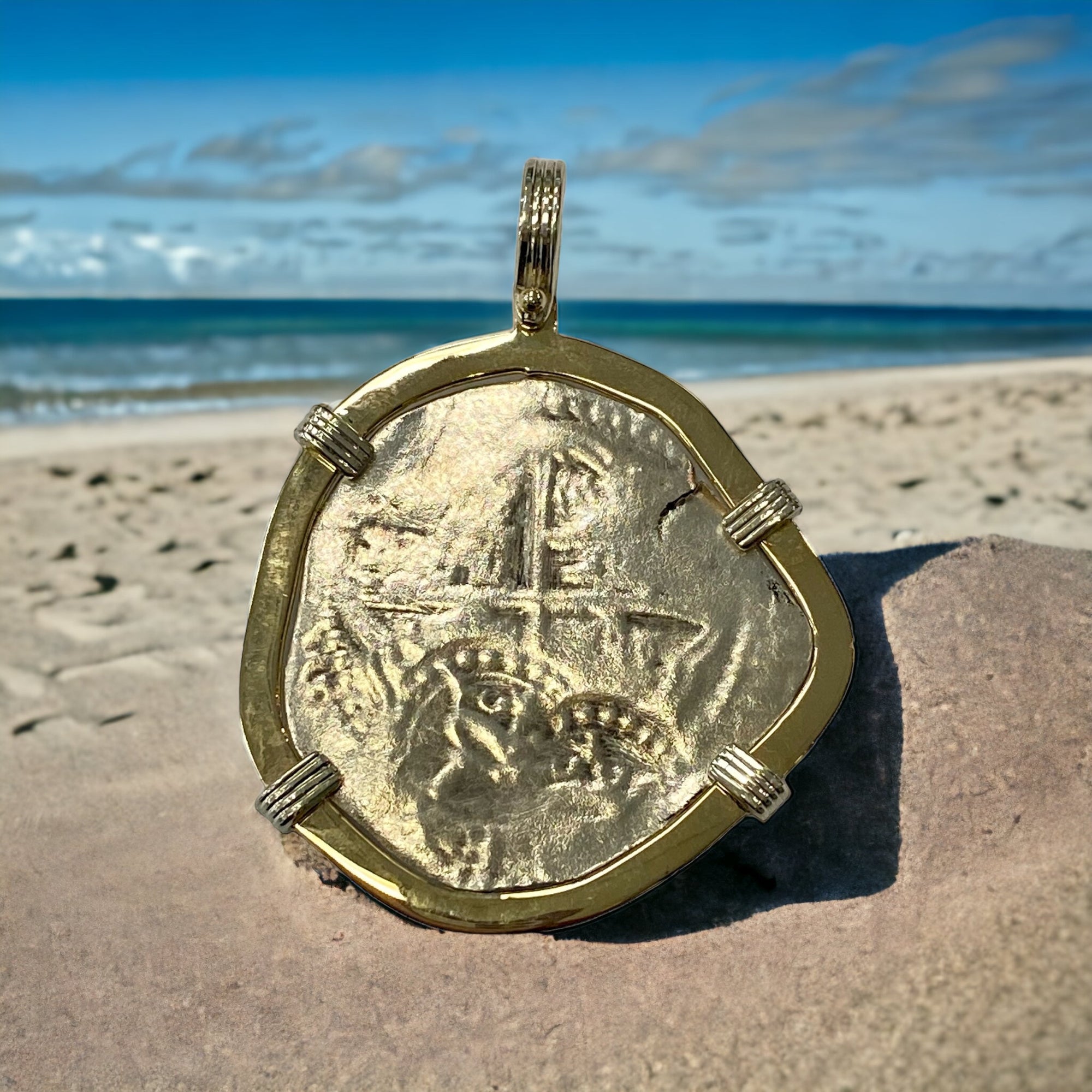 La Capitana Shipwreck - 8 Reales - "rare double crown marks on cross side" - Mounted in 14K gold