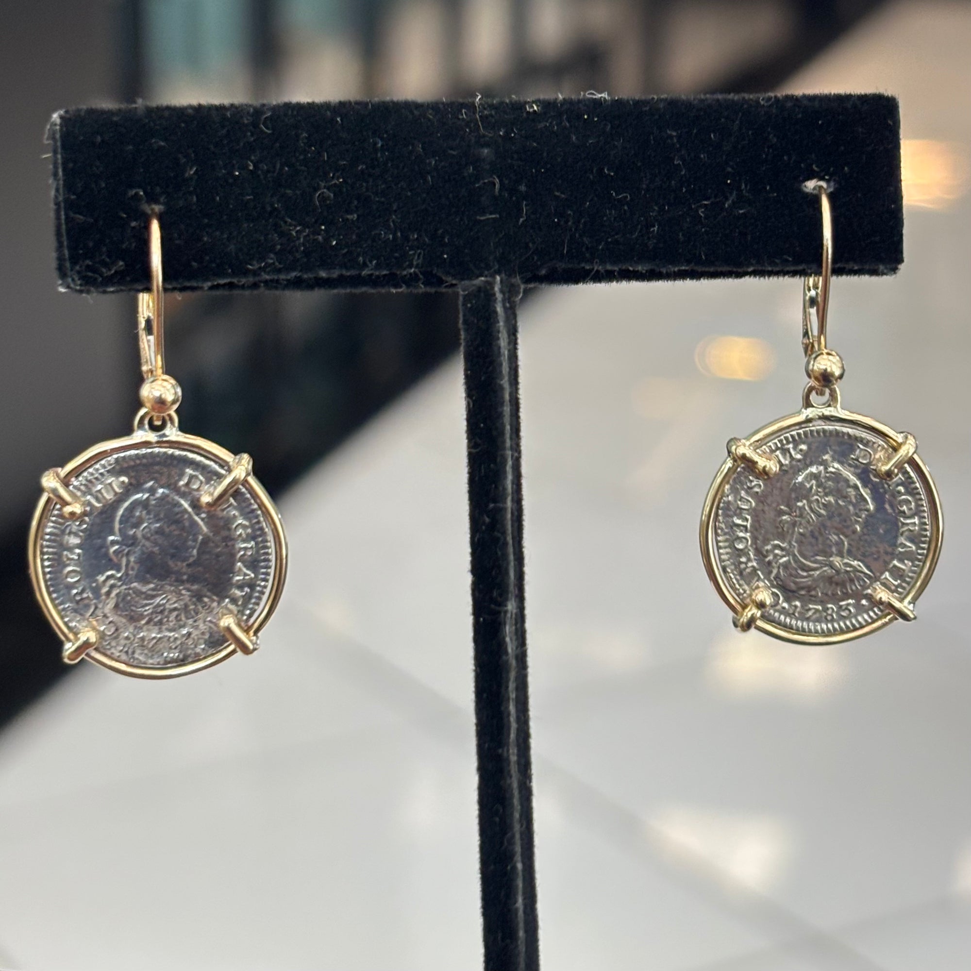 El Cazador Shipwreck - 1/2 Reales - Dated 1783 - Grade Mint -  14K gold mounted ear rings